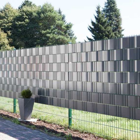 Sichtschutzstreifen am Doppelstabmattenzaun