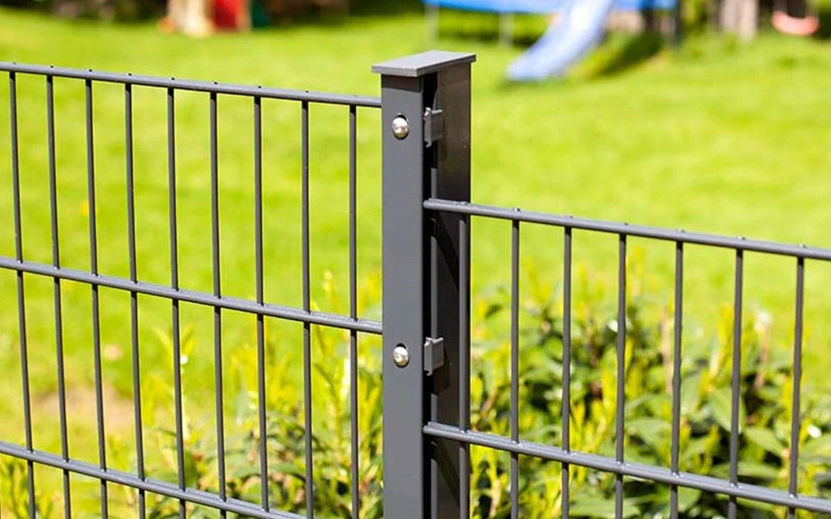 Zaunpfosten mit Schmetterlingshaltern für Doppelstabmatten zum Einbetonieren