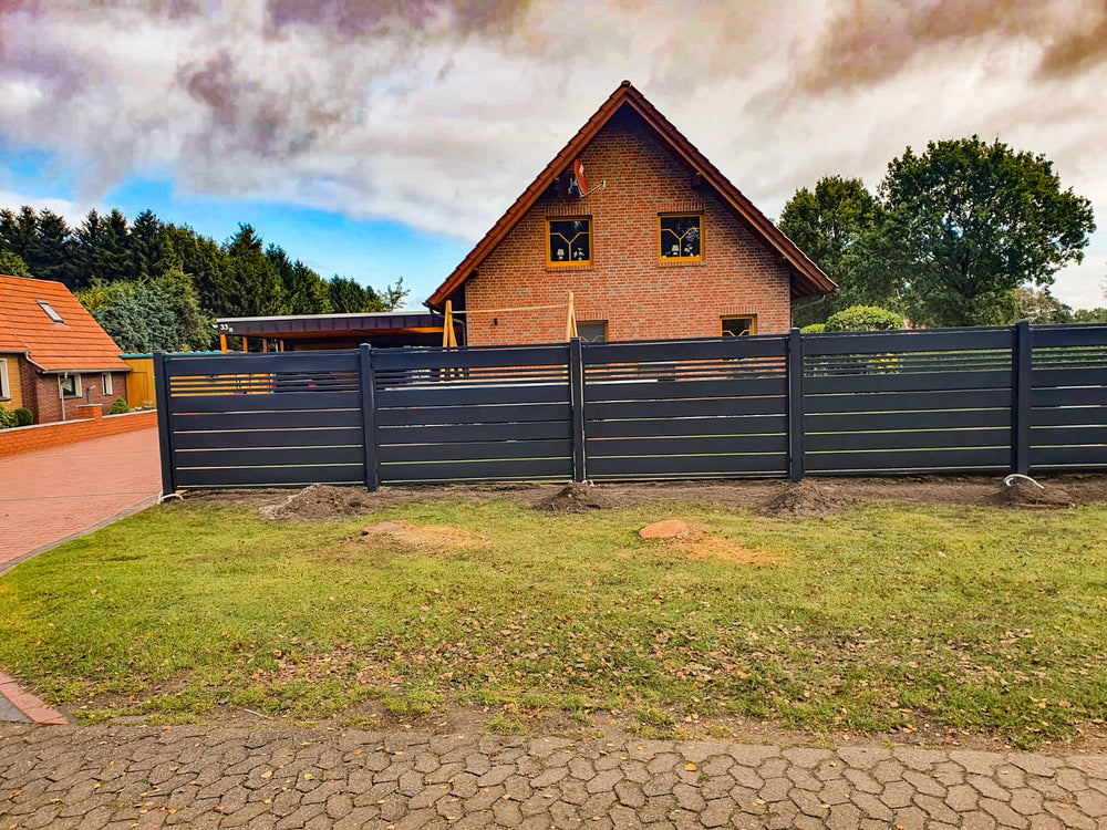 Frontzaun Trawertyn MX — Lamellen, unten blickdicht und oben mit Luftschlitzen