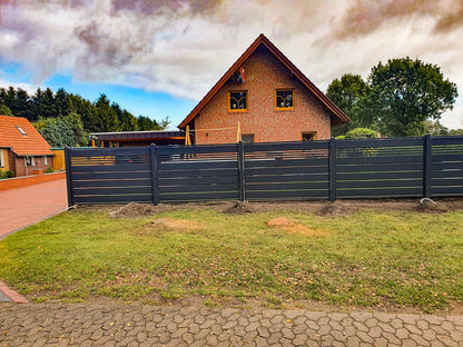 Frontzaun Trawertyn MX — Lamellen, unten blickdicht und oben mit Luftschlitzen