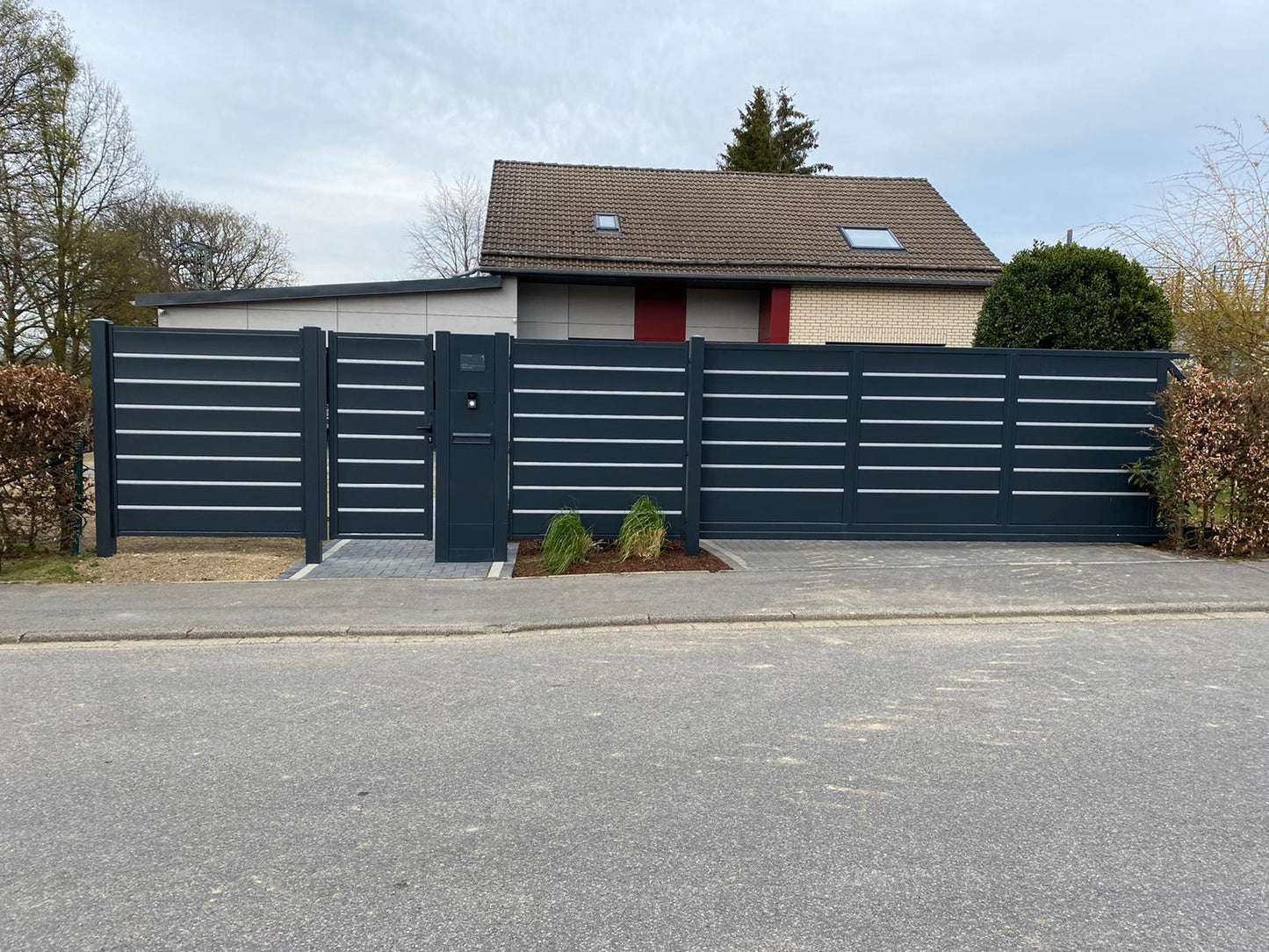 Frontzaun Trawertyn Plus — geschlossene Sichtschutzelemente mit schmalen Zierstreifen