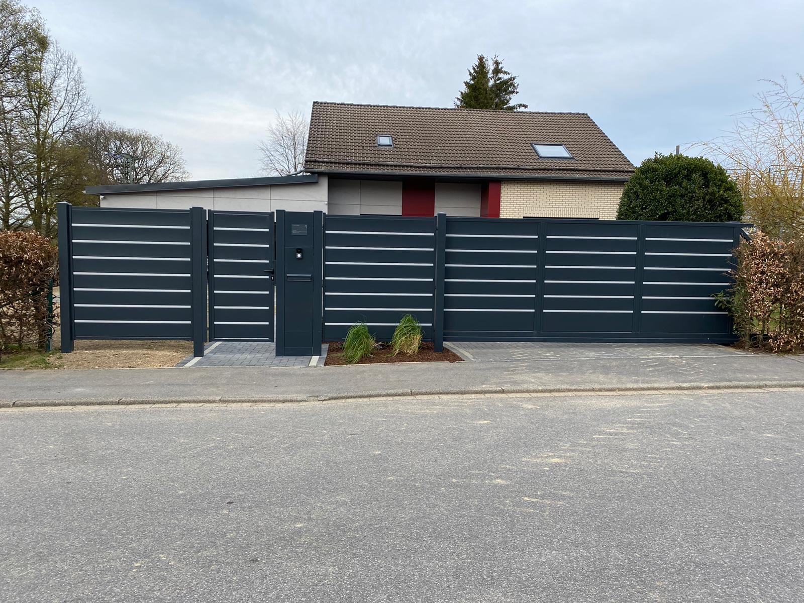 Frontzaun Trawertyn Plus — geschlossene Sichtschutzelemente mit schmalen Zierstreifen