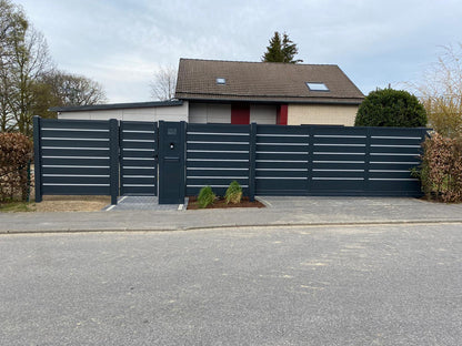 Frontzaun Trawertyn Plus — geschlossene Sichtschutzelemente mit schmalen Zierstreifen