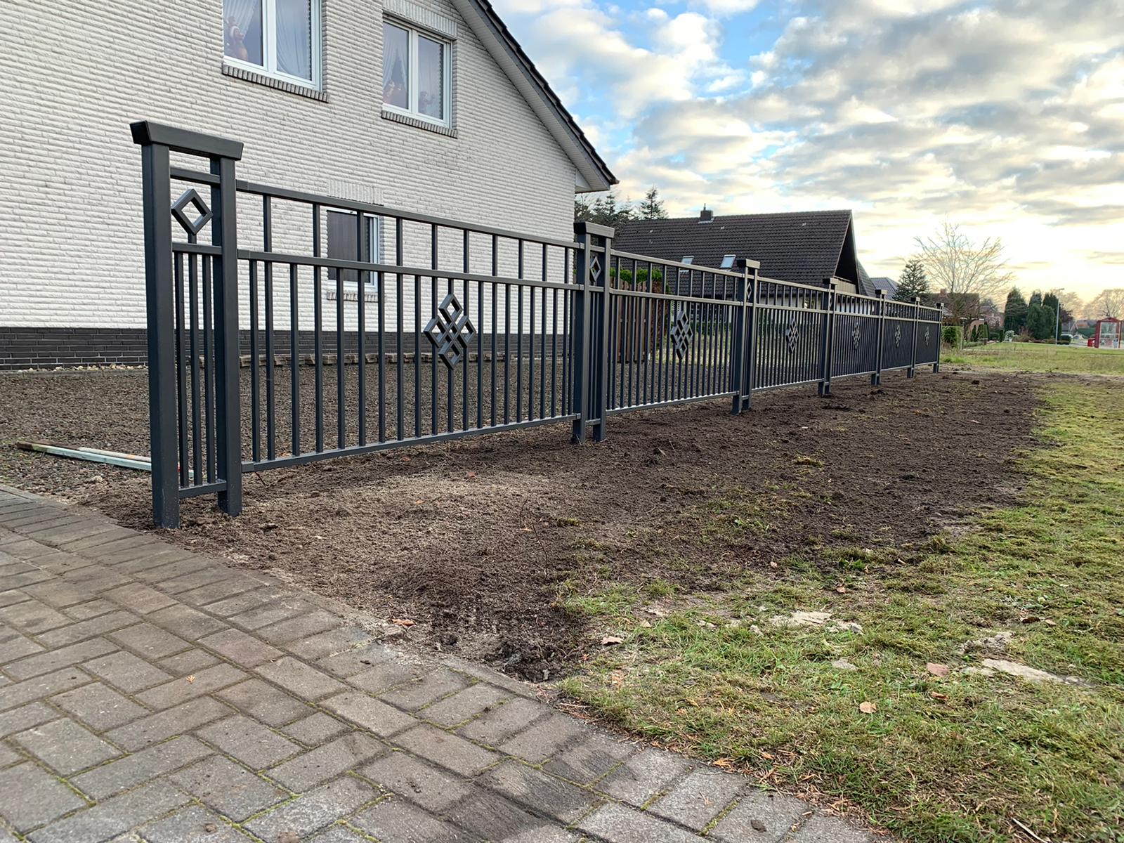 Schmiedezaun Jaspis — Rautenornament, auch als Tor mit Antrieb erhältlich