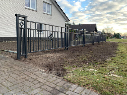 Schmiedezaun Jaspis — Rautenornament, auch als Tor mit Antrieb erhältlich