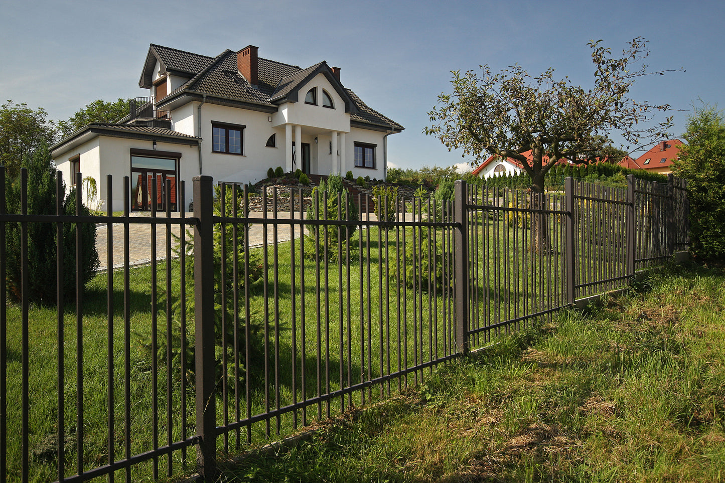 Schmiedezaun Onyx — schlichte Stäbe ohne Ornament, zurückhaltend und modern