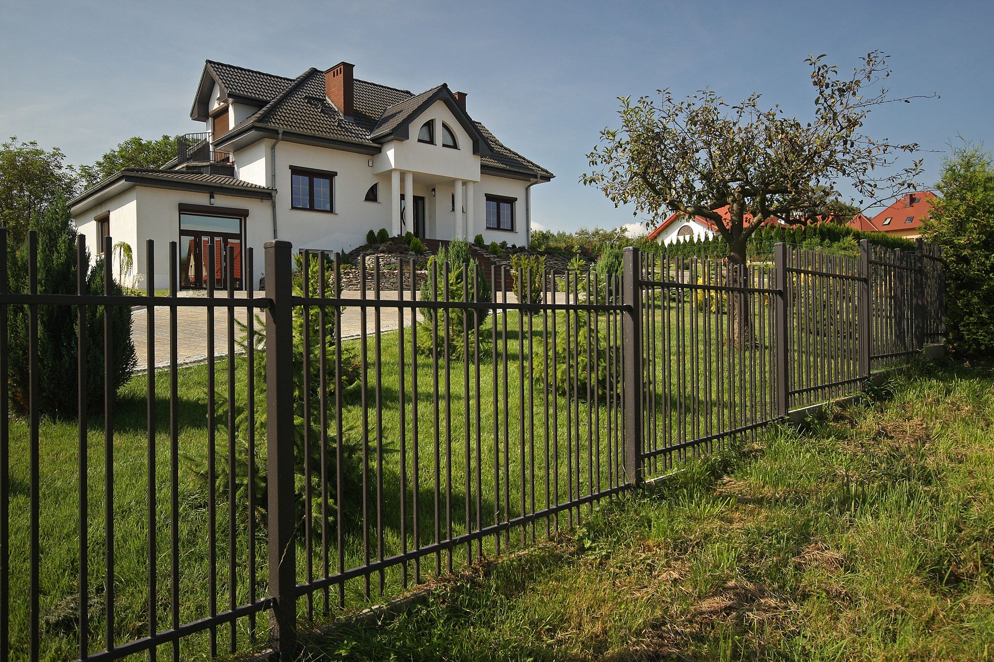 Schmiedezaun Onyx — schlichte Stäbe ohne Ornament, zurückhaltend und modern