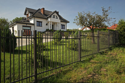 Schmiedezaun Onyx — schlichte Stäbe ohne Ornament, zurückhaltend und modern