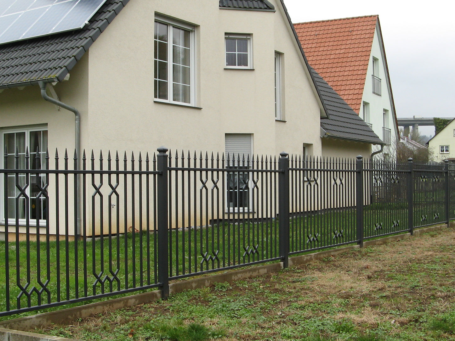Schmiedezaun Saphir — Lanzenspitzen mit geschwungenem Ornament