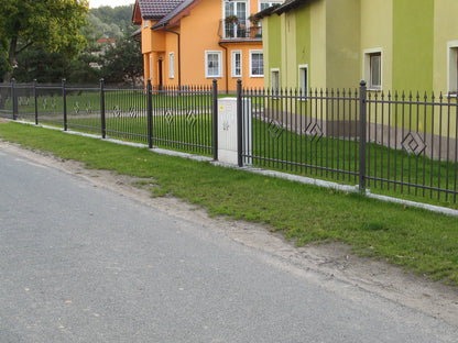 Schmiedezaun Smaragd — gedrehte Zierspitzen mit Rautenornament